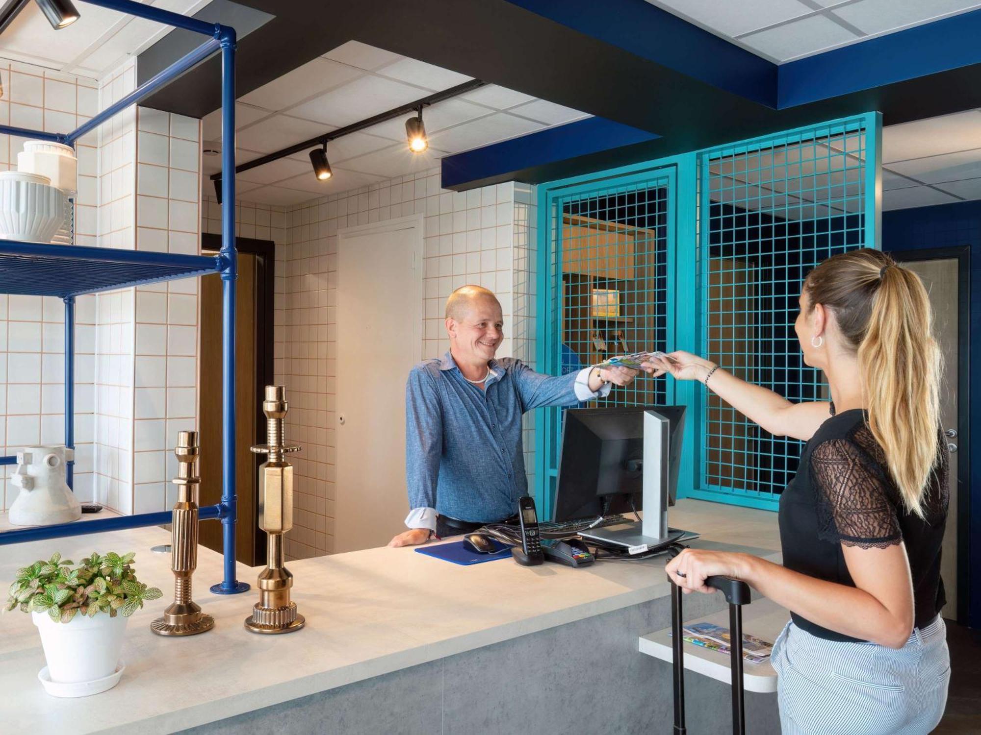 Ibis Budget Pertuis Portes Du Luberon מראה חיצוני תמונה